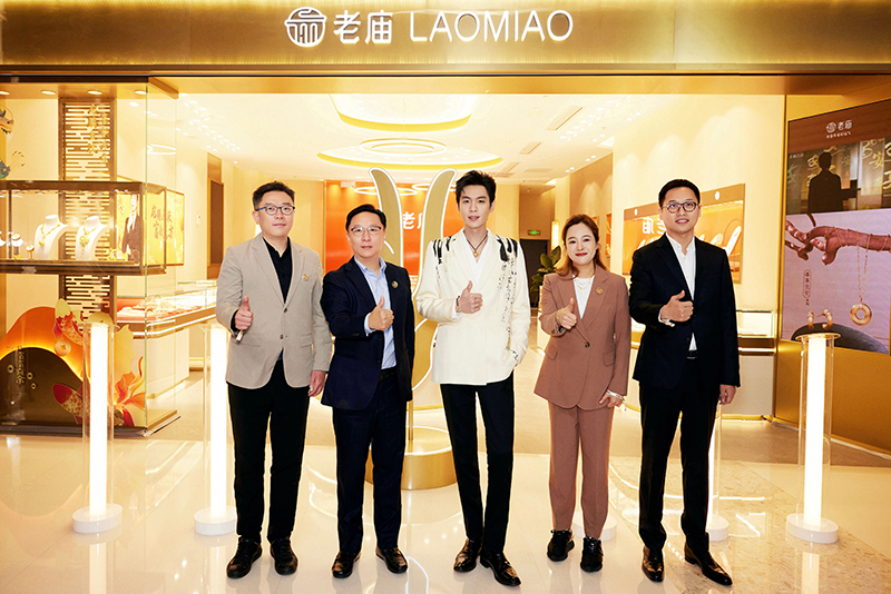 01.-老庙古韵品牌代言人张若昀亮相老庙Lucky-Walk快闪活动.jpg